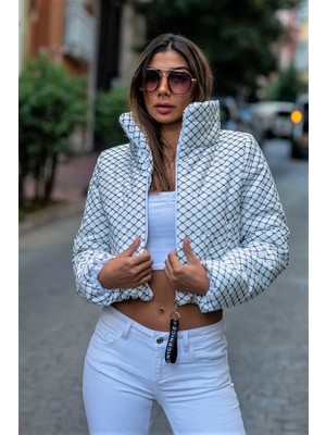 Modanı Seç Beyaz Dik Yaka Desenli Kısa Şişme Mont