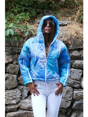 Modanı Seç Mavi Desenli Kapüşonlu Kolları Fermuarlı Kısa Şişme Mont