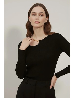 Modanı Seç Kadın Siyah Pamuklu Kaşkorse Zincir Detaylı Pencere Yaka Cut Out Slim Fit Esnek Bluz