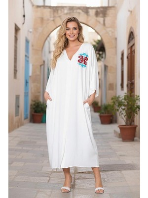 Modanı Seç Beyaz V Yaka Sırtı ve Göğsü Çiçek Nakışlı Cepli Oversize Uzun Gömlek Elbise