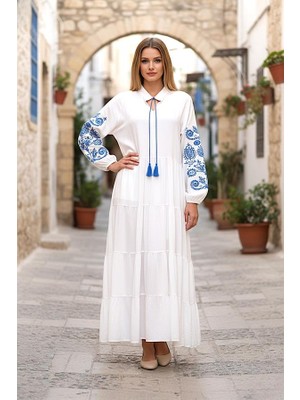Modanı Seç Beyaz Sıfır Yaka Püskül Bağcıklı Kolları Nakışlı Eteği Kat Kat Uzun Elbise