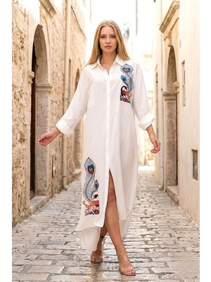 Modanı Seç Beyaz Göğsü ve Eteği Tavus Kuşu Nakışlı Kolları Apoletli Cepli Uzun Gömlek Elbise