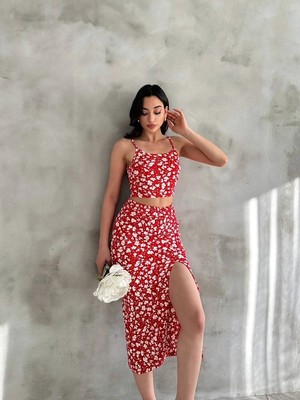 Modanı Seç Kadın Kırmızı Çiçek Desenli Askılı Crop Bluz ve Yırtmaçlı Etek Ikili Takım