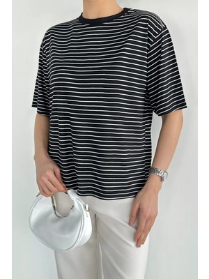 Gülseli Kadın Bisiklet Yaka Çizgi Desenli Tişört P-00020631