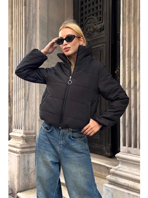 Modanı Seç Siyah Sırtı Taş Baskılı Dik Yaka Kısa Şişme Mont