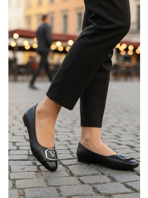 Enoch Kadın Logolu Metal Aksesuarlı Zarif Klasik Babet