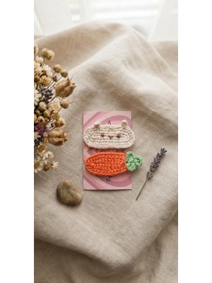 Hobilinka El Örgüsü Amigurumi Tavşan ve Havuç Figürlü Ikili Çıt Çıt Toka Seti
