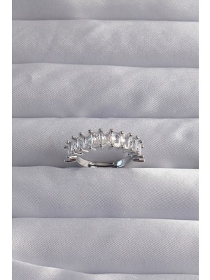 İsmiyle Al Pirinç Ayarlamalı Gümüş Renk Baget Taşlı Su Yolu Yüzük