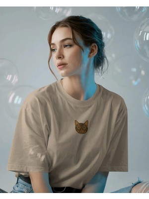 Muhtar Store Kadın Tekir Kedi Baskılı Oversize Tişört – Minimal Tabby Cat Tasarım