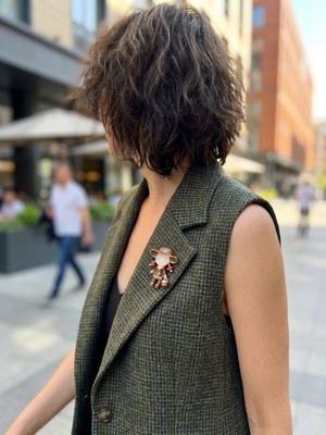 Museum Of You Şapkalı Kız Figürlü Mineli Broş - Ceket Yaka Çanta Aksesuarı Dekoratif Iğneli Broş