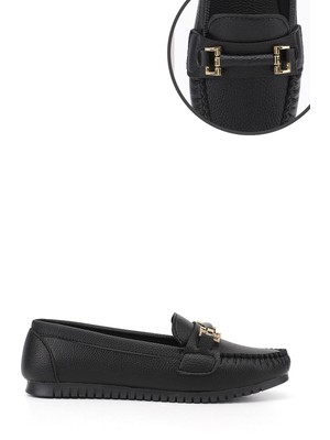 Gönderi® Kadın Siyah Düz Taban Tokalı Babet