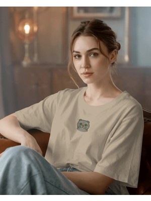 Muhtar Store Scottish Fold Kedi Baskılı Kadın Oversize Tişört – Minimal Cat Tasarım