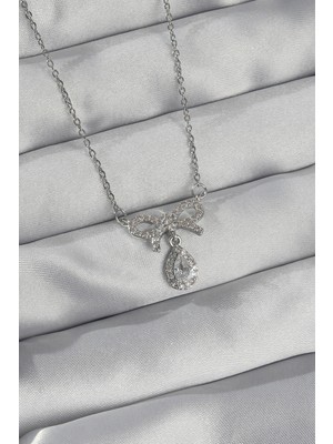 Ergün Collection 316L Çelik Gümüş Renk Zirkon Taşlı Fiyonk Detay Damla Kolye