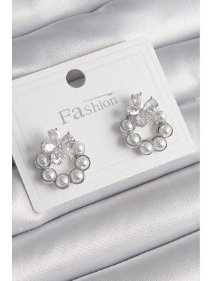 Ergün Collection Pirinç Gümüş Renk Incili Halka Model Zirkon Taşlı Çiçek Detay Kadın Küpe