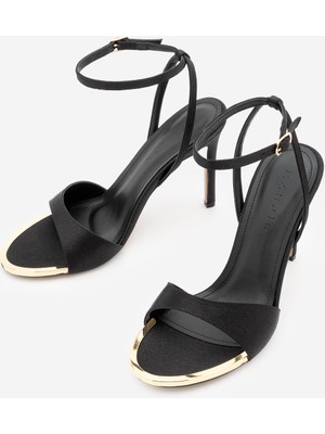 Marjin Kadın Oval Burun Bilekten Bağlamalı Altın Metal Çerceve Bantlı Ince Topuklu Sandalet Dospin Siyah Saten