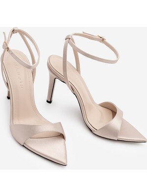 Marjin Kadın Sivri Burun Bilekten Bağlamalı Bantlı Ince Topuklu Sandalet Lokes Bej Saten