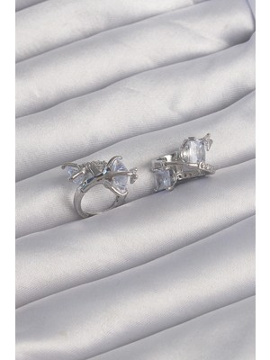 VeraGlobe Buğz Pirinç Gümüş Renk Iri Zirkon Taşlı Kıvrımlı Minimal Kelebekli Halka Küpe - Buğz