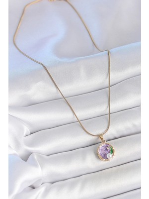 VeraGlobe Buğz 316L Çelik Gold Renk Zincir Mor Çiçek Işlemeli Zirkon Taş Inci Detaylı Minimal Portre Model Kadın Kolye - Buğz