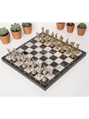 Elifeshop Lüks Metal Satranç Takımı Krom Kaplama Pegasus Atları & Klasik Mermer Desenli Siyah Tahta 20 Cm.