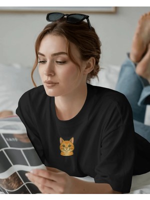 Muhtar Store Sarman Kedi Baskılı Kadın Oversize Tişört – Minimal Turuncu Kedi Tasarım