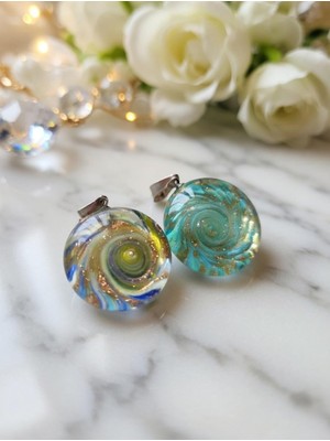 Anka Select El Yapımı Renkli Cam Spiral Kolye Ucu Ikili Set – Sanatsal Cam Tasarım Yuvarlak Kolye Ucu Çifti – Modern Vintage Takı 2li Fiyatı