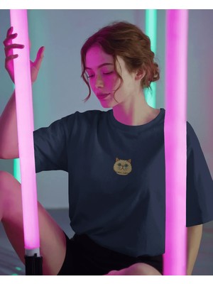 Muhtar Store Uzun Tüylü Kedi Baskılı Kadın Oversize Tişört – Minimal Fluffy Cat Tasarım