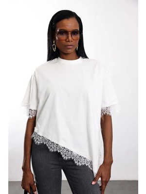 5in1Canpolat Beyaz Asimetrik Kesim Dantel Detaylı Tişört 22856