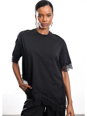 5in1Canpolat Siyah Asimetrik Kesim Dantel Detaylı Tişört 22856