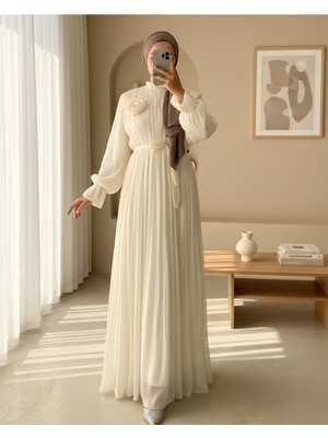 Modamorfo Kolu Lastikli Gül Broşlu Kemerli Janjan Şifon Abiye -Bej