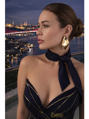 King Bee Moderna Seri Zra Model Gold Renk Büyük Yaprak Model Küpe - Dalgalı Metal Tasarım Iddialı Kadın  Küpe