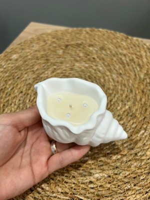 Dekoratif Tombik Deniz Kabuğu Tasarımlı Taş Tozu Mum – El Yapımı Kokulu Mum