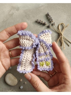 Hobilinka-El Örgüsü Nakışlı Büyük Fiyonk Toka - Lila Krem Çiçek Detaylı Amigurumi  Klips Toka