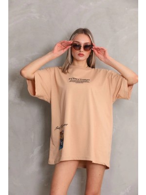 Tarz Yeri Kadın Bisiklet Yaka Baskılı Oversize Kısa Kol T-Shirt - Bej