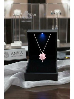 Anka Mücevherat Işıklı Kutuda 925 Ayar Gümüş Yonca Kadın Kolye (Pudra)