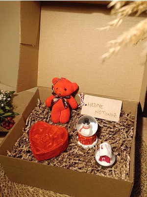 Paganca Kutulu Hediye Seti Kırmızı Ayıcık Anahtarlık - Cam Küre - Dekoratif Mum - Kalp Şeklinde Tüllü Kutu