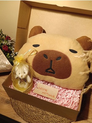 Paganca Kutulu Hediye Seti / Capybara Yastık 30CM, Ayıcık Anahtarlık ve Kalp Şeklinde Tüllü Kutu
