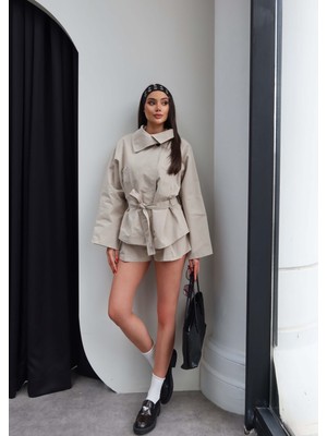Esra Helvacı Kuşaklı Şortlu Trench Takım