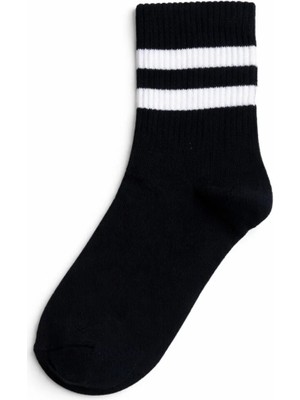 Kadın Çizgili Soket Çorap – Siyah Beyaz Şeritli – Günlük ve Spor Kullanım