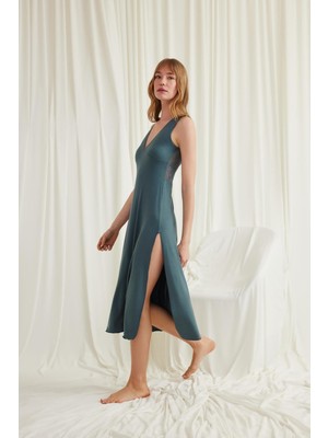 Findit Yakası ve Sırtı Dekolteli Dantelli Yırtmaçlı Gecelik