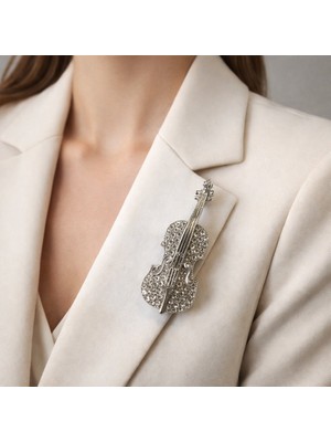 Herşey Nota Gümüş Renk Taşlı Keman Figürlü Metal Broş – Müzik Temalı Ceket Çanta Aksesuarı