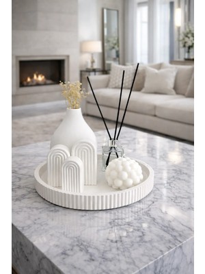 Dekoratif Tepsi Seti – 7 Parça | Beyaz Modern Obje, Vazo, Mum ve Koku Şişesi