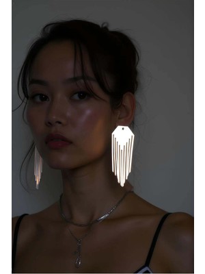 Hobilinka Beyaz Reflektörlü Püsküllü Küpe, Şık Lazer Kesim Küpe - APBJ016