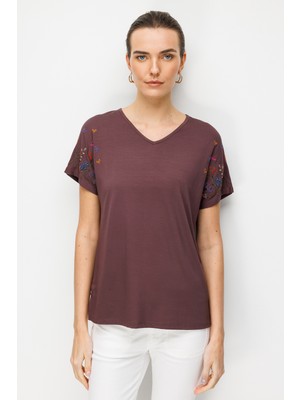 Desen Triko Kadın V Yaka Nakış Işlemeli Düşük Kollu Penye T-Shirt Kahve