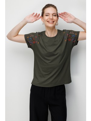 Desen Triko Kadın Sıfır Yaka Nakış Işlemeli Düşük Kollu Penye T-Shirt Haki