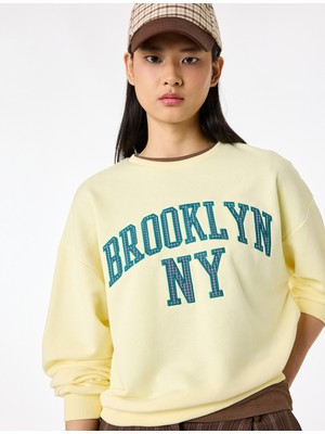 Koton Uzun Kollu Bisiklet Yaka Nakışlı Oversize Sweatshirt