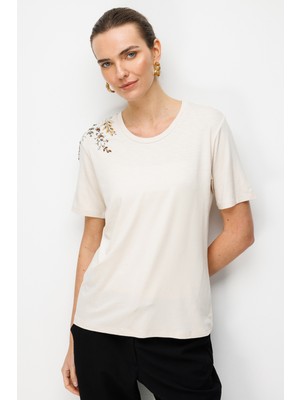 Desen Triko Kadın Sıfır Yaka Tek Omuzu Nakışlı Penye T-Shirt Bej