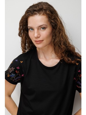 Desen Triko Kadın Sıfır Yaka Nakış Işlemeli Düşük Kollu Penye T-Shirt Siyah