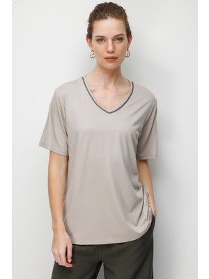 Desen Triko Kadın V Yaka Yaka Kenarı Zincirli Penye T-Shirt Bej