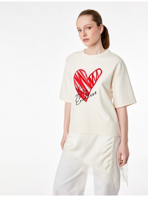 Koton Dantel ve Saten Etek Ucu Detaylı Kısa Kollu Grafik Kalp Baskılı Tişört