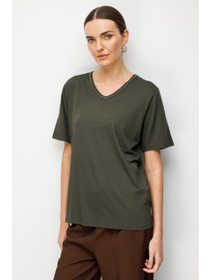 Desen Triko Kadın V Yaka Yaka Kenarı Zincirli Penye T-Shirt Haki